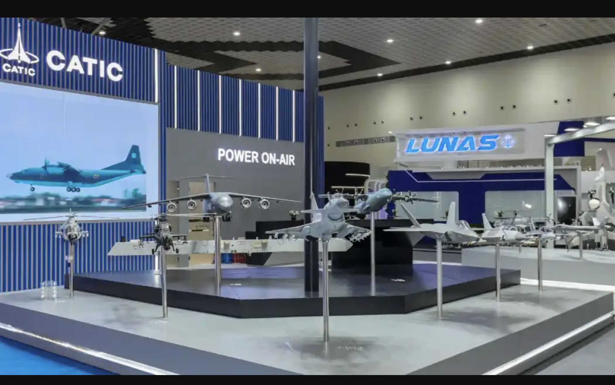 ▲中國航空集團攜殲-10CE、FC-31和運-20等多機模型赴蘭卡威航空展參展。（圖／翻攝中新網）