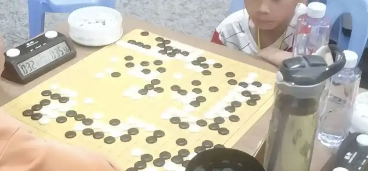 ▲泉州一名9歲小棋士長期遭父親施暴，選擇輕生離世。（圖／翻攝微博）