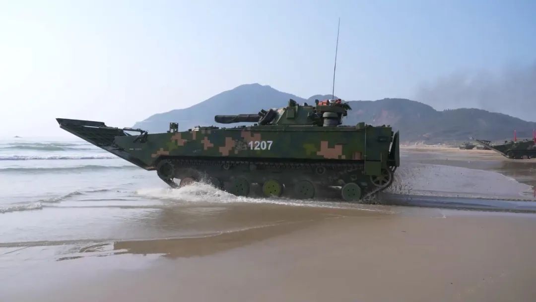 ▲▼共軍在閩南海域舉行「兩棲登陸演習」。共軍軍演示意圖。（圖／翻攝央視軍事）