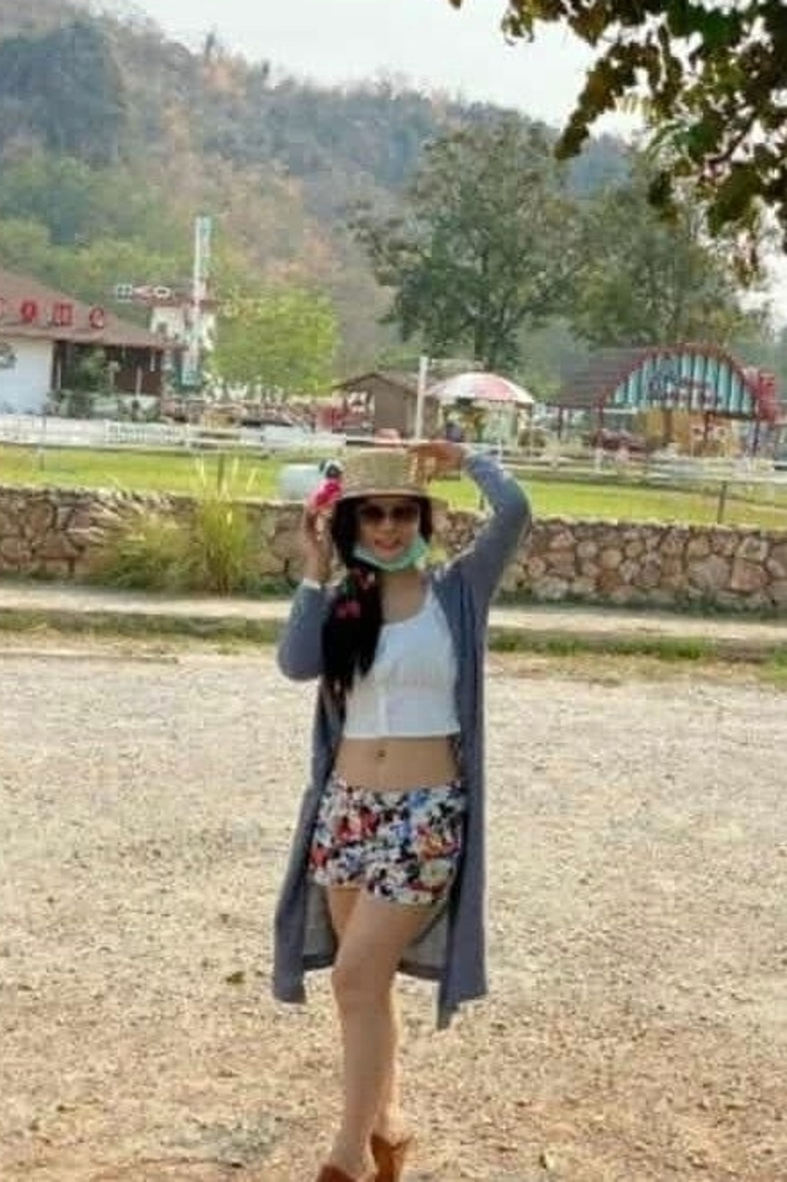 臉書專頁「CSI LA」指控Ketumadee Sriwararam寺的尼姑「穿便服、戴假髮、化妝、與女性友人親密合影、並於高級私人度假村唱卡拉OK」。（翻攝自CSI LA）