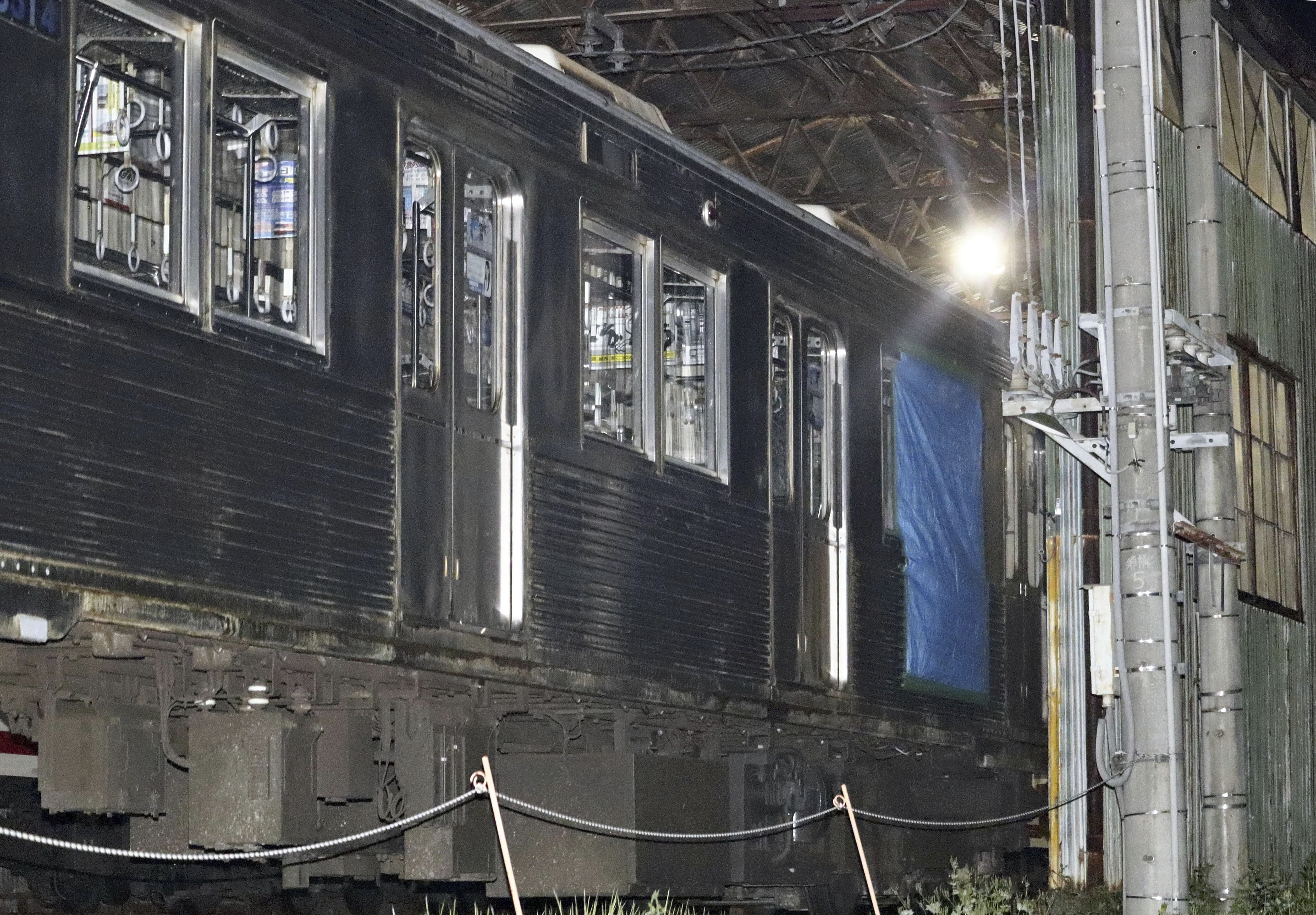 ▲▼日本長野縣一列電車21日晚間擦撞農田小型倉庫的金屬管狀物，導致1死2傷。（圖／達志影像／美聯社）