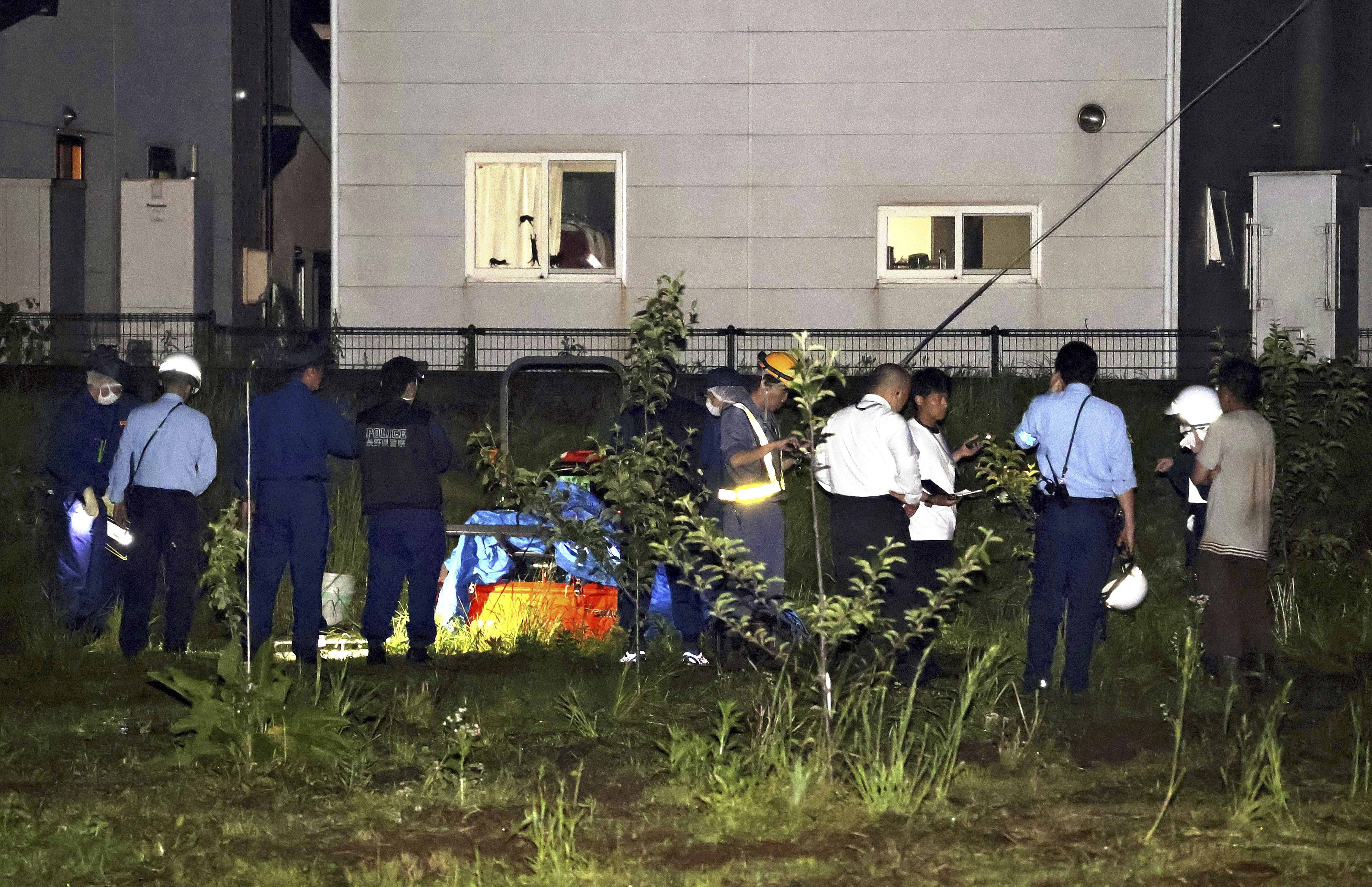 ▲▼日本長野縣一列電車21日晚間擦撞農田小型倉庫的金屬管狀物，導致1死2傷。（圖／達志影像／美聯社）