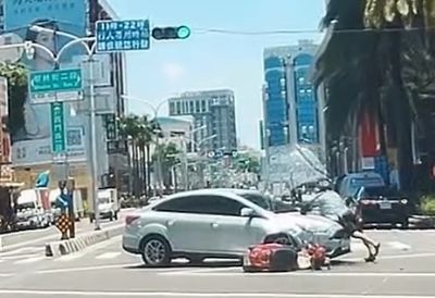 台南新光三越前車禍!女駕駛左轉未讓直行機車 騎士慘撞送醫