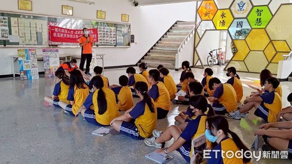 ▲南化消防隊走進南化國中校園，以圖文展示方式講解防火觀念，提升師生防災意識。（記者林東良翻攝，下同）