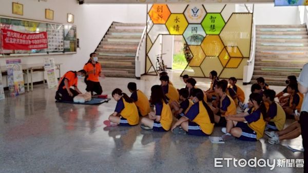 ▲南化消防隊走進南化國中校園，以圖文展示方式講解防火觀念，提升師生防災意識。（記者林東良翻攝，下同）