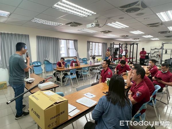 ▲南市消防五大隊舉辦消防安全講習，講師深入淺出解說設備法規與查核重點。（記者林東良翻攝，下同）