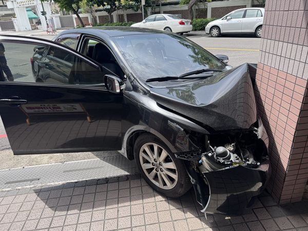 ▲彰化女中前失控自撞。（圖／記者唐詠絮翻攝）