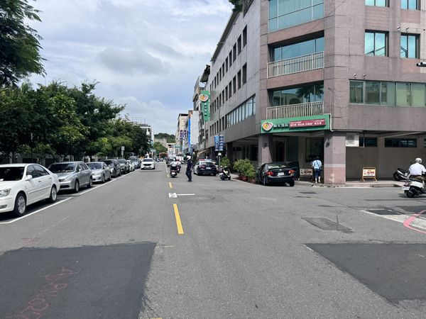 ▲彰化女中前失控自撞。（圖／記者唐詠絮翻攝）