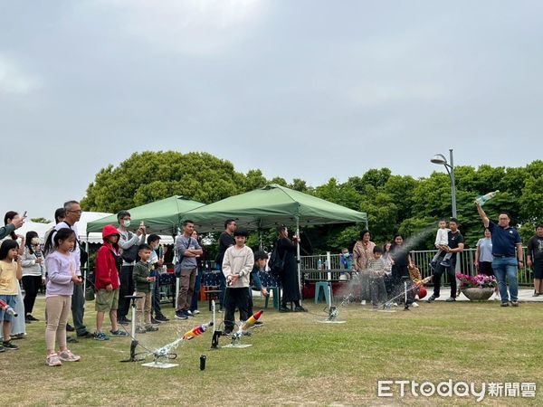 ▲南瀛天文館端午限定推出「動手瀛星歡」DIY課程，吸引大小朋友參與。（記者林東良翻攝，下同）