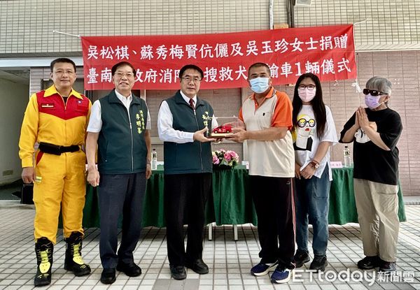 ▲台南市消防局獲捐專用搜救犬運輸車，市長黃偉哲代表受贈並致贈感謝狀。（記者林東良翻攝，下同）