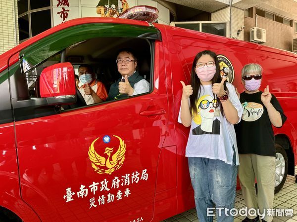 ▲台南市消防局獲捐專用搜救犬運輸車，市長黃偉哲代表受贈並致贈感謝狀。（記者林東良翻攝，下同）