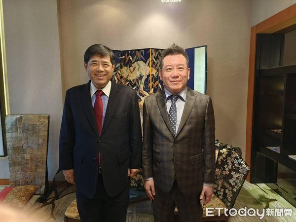 ▲華岡集團董事長洪郁閔(右)陪同外交部次長陳立國觀賞三松新品牌SAKURA ART WORKS的織物。（圖／記者張佩芬攝）