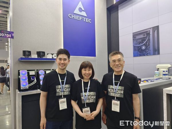 ▲右起誠廣國際負責人施學成、張雪姬、總經理施建全在台北國際電腦展公司展區內合影。（圖／記者張佩芬攝）