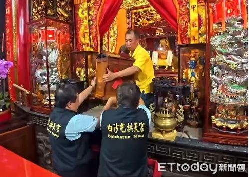▲白沙屯拱天宮媽祖今天凌晨舉行開爐儀式，為今年進香活動畫下圓滿句點。（圖／翻攝白沙屯媽祖網路電視台）