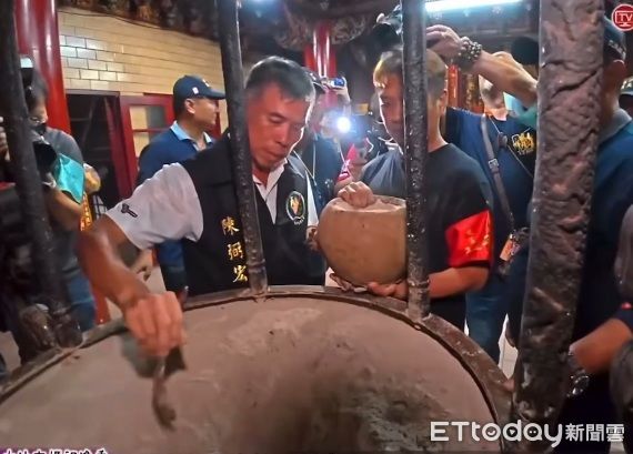 ▲白沙屯拱天宮媽祖今天凌晨舉行開爐儀式，為今年進香活動畫下圓滿句點。（圖／翻攝白沙屯媽祖網路電視台）