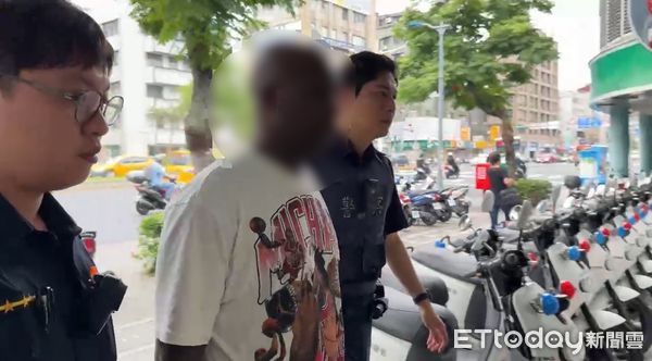 ▲肯亞籍黑人阿沃爾當街襲擊民眾臀部遭警方帶回函送。（圖／記者張君豪翻攝）