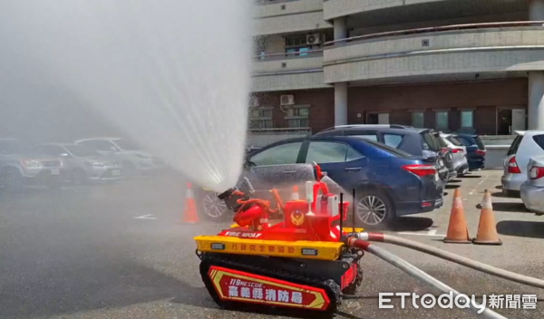 ▲▼             嘉義消防局的消防機器人「殉職」，消防弟兄敬禮感謝。（圖／記者翁伊森翻攝，下同）