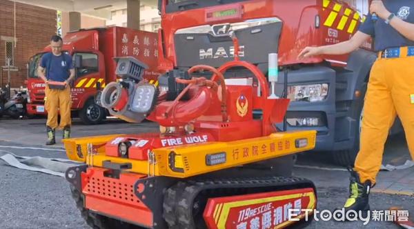 ▲▼             嘉義消防局的消防機器人「殉職」，消防弟兄敬禮感謝。（圖／記者翁伊森翻攝，下同）
