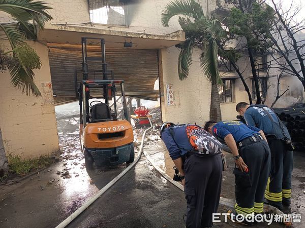 ▲▼             嘉義消防局的消防機器人「殉職」，消防弟兄敬禮感謝。（圖／記者翁伊森翻攝，下同）