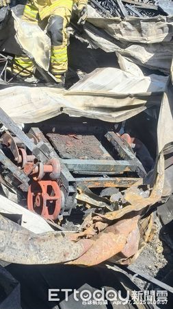 ▲▼             嘉義消防局的消防機器人「殉職」，消防弟兄敬禮感謝。（圖／記者翁伊森翻攝，下同）