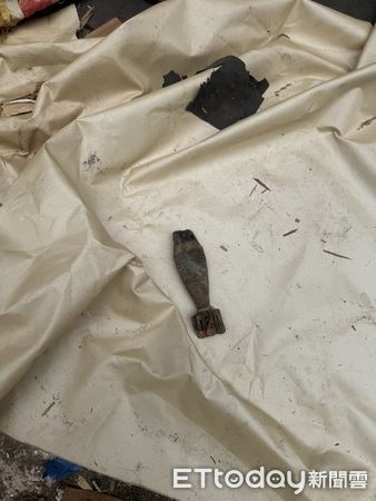 ▲▼北市中山區一處工地，在施工挖出迫擊砲。(圖／記者邱中岳翻攝）