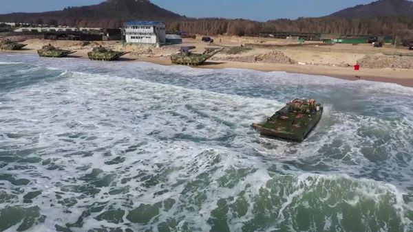 ▲▼共軍在閩南海域舉行「兩棲登陸演習」。共軍軍演示意圖。（圖／翻攝央視軍事）
