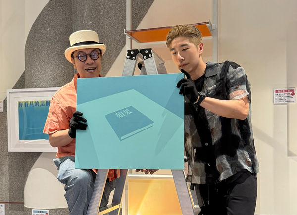 ▲蔡康永與潮洋行老闆Jin一起為畫展佈展，拿著蔡康永最新創作「如果」。（圖／潮洋行提供）