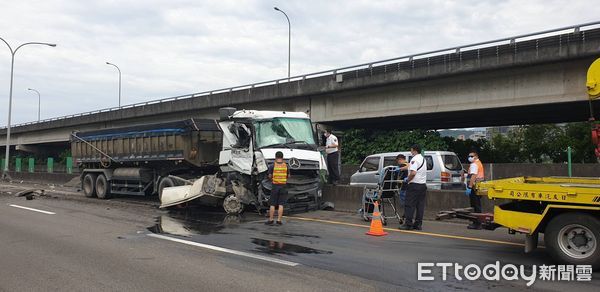▲砂石車追撞國光客運釀1傷。（圖／記者張君豪翻攝）