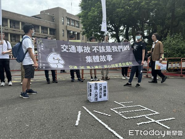 ▲▼還路於民行人路權促進會今前往行政院陳情。（圖／記者李姿慧攝）