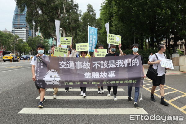 ▲▼還路於民行人路權促進會等相關民團今前往行政院陳情 。（圖／還路於民提供）
