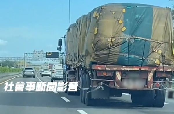 ▲國道1號南向安定段驚見半聯結車拖繩行駛，畫面引發網友熱議。（圖／翻攝自社會事新聞影音）