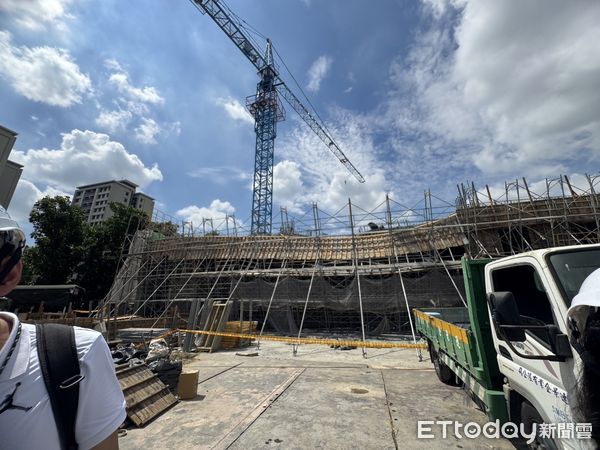 ▲善化區一處建案施工爆模傾斜，畫面如比薩斜塔引發網友熱議。（記者林東良翻攝，下同）