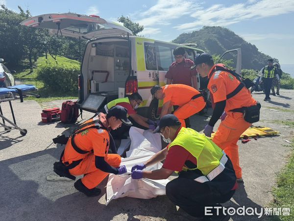 ▲▼宜蘭南方澳內埤沙灘今上午驚現男浮屍，身分及死因待查。（圖／記者游芳男翻攝，下同）