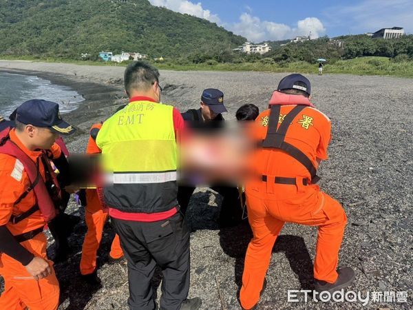 ▲▼宜蘭南方澳內埤沙灘今上午驚現男浮屍，身分及死因待查。（圖／記者游芳男翻攝，下同）