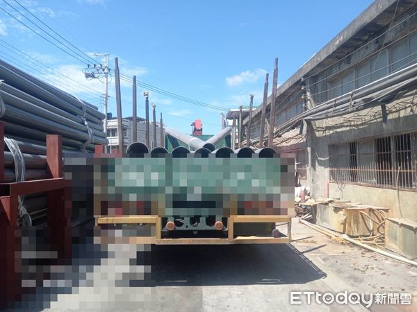 ▲▼高雄工人從1.5m高大貨車摔落，頭部重創送醫急救。（圖／記者吳世龍翻攝）