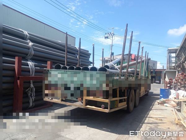 ▲▼高雄工人從1.5m高大貨車摔落，頭部重創送醫急救。（圖／記者吳世龍翻攝）