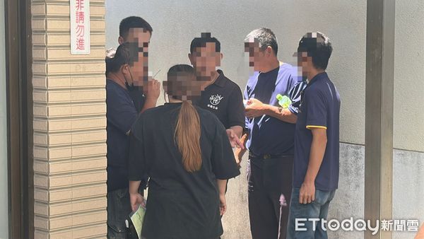 ▲台中小姊妹感情好一起回家...車禍釀19歲姊亡　肇事2人靈前拈香。（圖／記者許權毅攝）