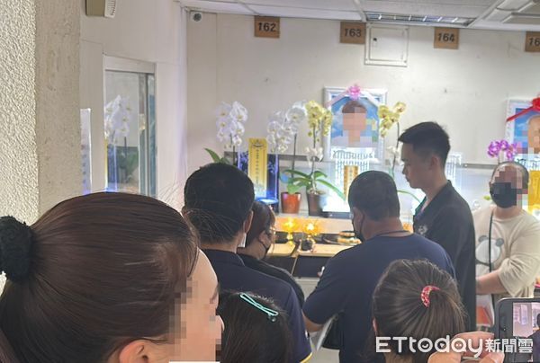 ▲台中小姊妹感情好一起回家...車禍釀19歲姊亡　肇事2人靈前拈香。（圖／記者許權毅攝）