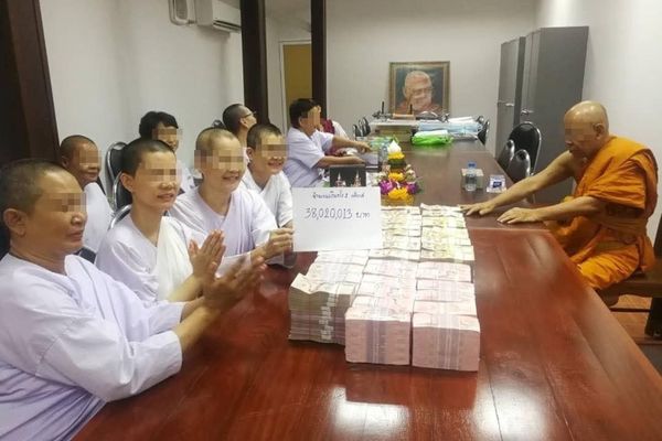專頁還指控，這群尼姑透過寺內的募款活動，累積了超過1億泰銖的資金。（翻攝自CSI LA）