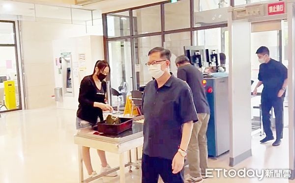 ▲桃園地院今天上午開庭勘驗前桃園市長鄭文燦於2016年12月13日會議紀錄，開庭前步入法院不發一語。（圖／記者沈繼昌攝）