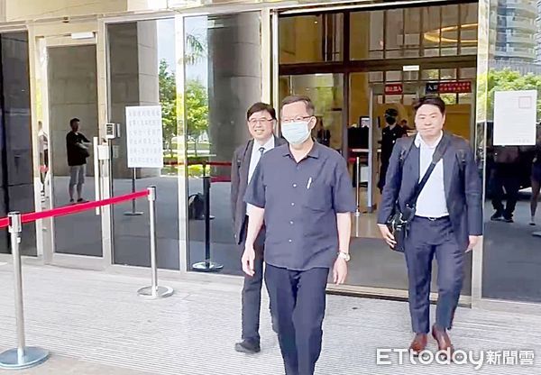 ▲桃園地院今天上午開庭勘驗前桃園市長鄭文燦於2016年12月13日會議紀錄，開完庭後鄭文燦步出法院。（圖／記者沈繼昌攝）