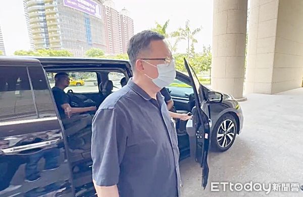 ▲前桃園市長鄭文燦開完庭步出法院，面對媒體詢問受了至少5公斤，鄭文燦回應有練核心肌群，三高就不見了。（圖／記者沈繼昌攝）