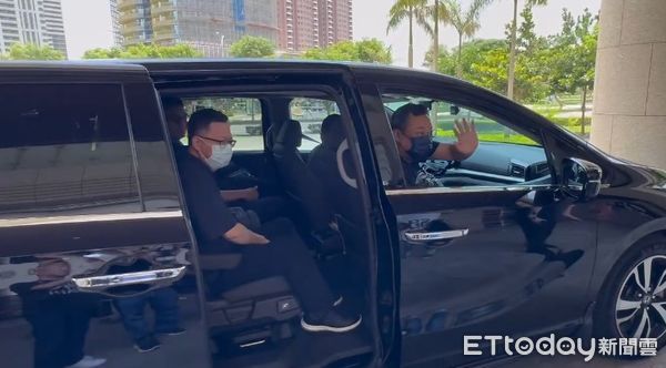 ▲前海基會董事長鄭文燦涉收賄500萬元，22日赴桃園地院開庭。（圖／記者沈繼昌攝，下同）