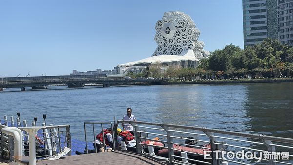 ▲▼高雄愛河有人落水！女子目睹嚇壞報案　77歲男救起無呼吸心跳。（圖／記者吳世龍攝）