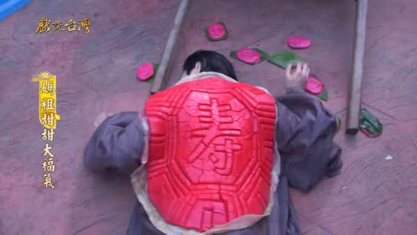 ▲▼《戲說台灣》高冷少爺與賣紅龜粿窮小子的互動意外萌到網友。（圖／翻攝自YouTube）