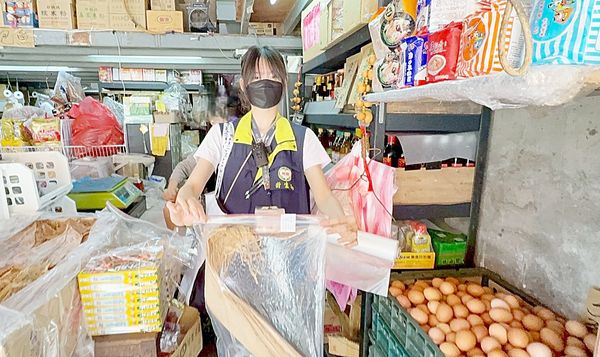▲桃園市衛生局在端午節前針對轄區攤商、賣場及粽子製造業等場所進行抽驗。（圖／桃市府衛生局提供）