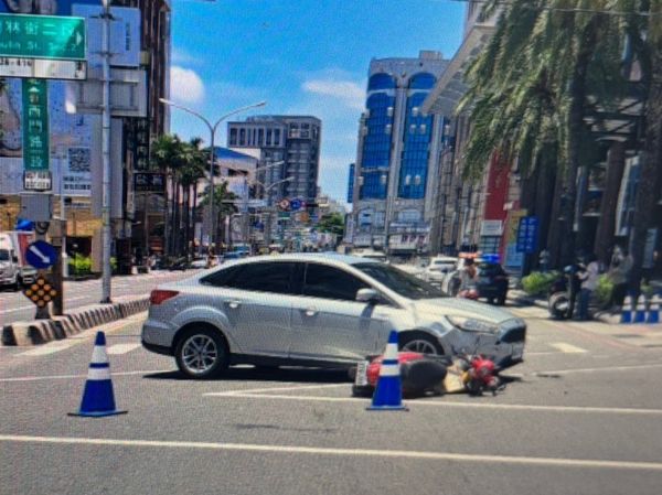 ▲台南西門路與樹林街口22日發生車禍，機車男騎士送醫治療。（圖／翻攝自/threads/yang_che_kuo）