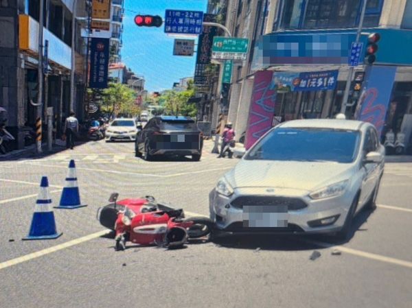 ▲台南西門路與樹林街口22日發生車禍，機車男騎士送醫治療。（圖／翻攝自/threads/yang_che_kuo）