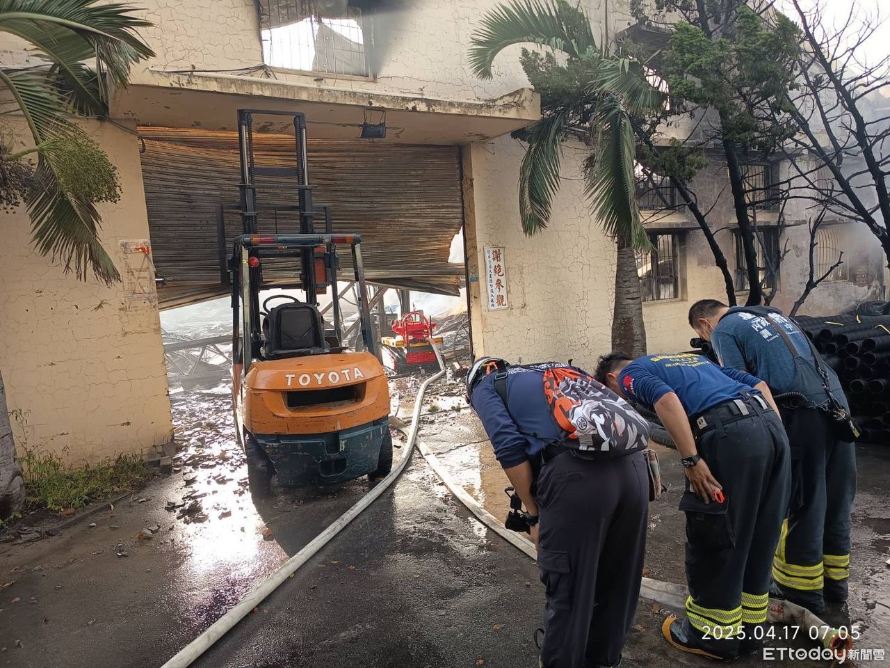 救火超強戰力！消防機器人光榮「殉職」　嘉義消防員鞠躬致敬