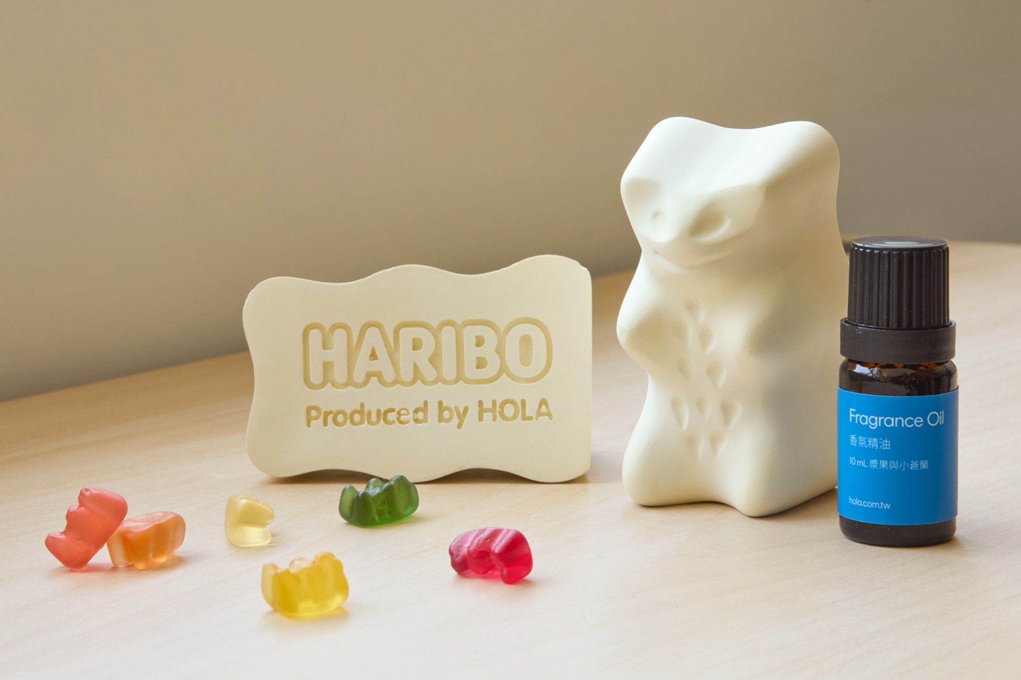 ▲HOLA x HARIBO 推出夏季聯名系列。（圖／業者提供）